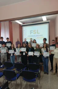 alunni dell'Itet mostrano attestato fsl presso sede banca d'Italia in Ancona