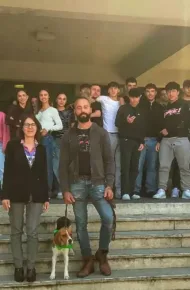 ragazzi davanti l'istituto per il progetto 4 zampe in cattedra