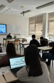alunni in classe per un progetto sulla francofonia