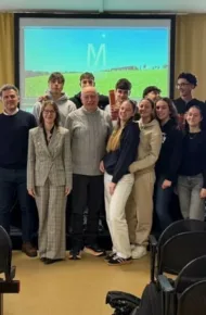 Alunni e dirigente in aula magna con Mancini