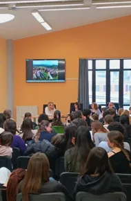 presso la biblioteca dell'ITET i ragazzi incontrano 