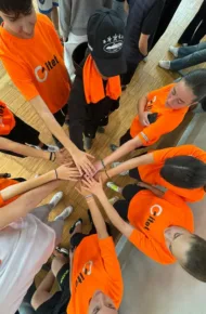 ragazzi dall'alto con le mani unite al centro