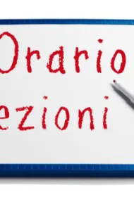 orario lezioni scritto su una lavagna bianca con pennarello rosso