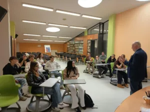 Vicepreside espone agli alunni