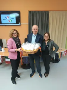 Vicepreside e docenti di lingua presentano un dono